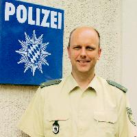 Roland Helmig vor seiner neuen Arbeitsstelle: die Polizeiinspektion Bogenhausen.