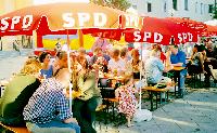 Gut gefüllt waren die Bierbänke beim Sommerfest auf dem Josephsplatz – eine ideale Feierkulisse.