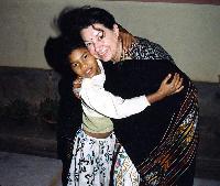 Delia Klages mit der taubstummen Raidina (11). Sie lebt im Waisenhaus der Sales-Schwestern im indischen Tura und trägt Kleidung einer Sammlung, die Klages in München zusammengetragen haben.	Foto: Privat