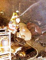 Großbrand in Neuhausen: Explodierende Gasflaschen machten den Feuerwehrleuten die Arbeit schwer.	Foto: Feuerwehr München