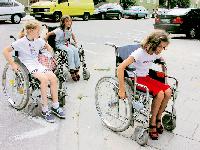 »Ganz schön anstrengend«: Kinder beim behindertenfreundlichen Stadtteilcheck in Bogenhausen. Foto: rme