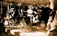 Ob Erbauer August Julier beim Eröffnungstag 1913 geahnt hat, dass Kinder auch heute glühende Backen bekommen, wenn sie in seinem Karussell ihre Runden drehen?