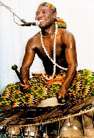 Adjiri Odametey spielt das Balafon.