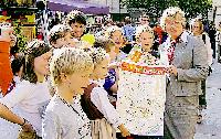 Gemeinsam mit Bürgermeisterin Gertraud Burkert stellen die Münchner Kinder ihren Stadtplan vor.