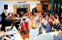 Im Versammlungssaal wurde es eng  rund 200 Hochbrücker drängten zur Bürgerversammlung in die Gaststätte »Zur Brücke«.