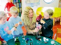 »Blaukraut bleibt Blaukraut.« Nicht immer, wie Chemikerin Tanja Schaffer den kleinen »Nachwuchs-Wissenschaftlern« bei Experimenten im Kindergarten zeigt.