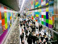 Start frei für die erste U-Bahn ab Georg-Brauchle-Ring. Der neue Endbahnhof der U1 ist künstlerisch konzipiert worden und kommt knalligbunt daher.	Foto: bas