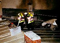 Auf der Suche nach Brandnestern musste das Dach geöffnet werden.	Foto: Feuerwehr
