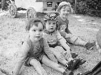 Die Aton-Kinder Theresa, Mareike und Lara auf dem Spielplatz. Foto: aton