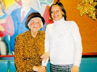 Gelebte Nachbarschaft im Stadtteil: Iva Bogdanova (rechts) begleitete die 89-jährige Friedel Landskron nach einem Autounfall die vergangenen zwei Wochen fast jeden Tag in ein Café an der Münchner Freiheit.	Foto: ms