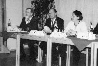 Franz Maget, MdL (Mitte) stellte sich, genau wie Dr. Johannes Singhammer, MdB und Theresa Schopper den kritischen Fragen. 	Foto: Privat