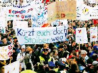 »Kürzt euch doch Stoiber weg«  Die Münchner Jugendlichen wollen sich die Sparmaßnahmen bei der Jugendarbeit nicht gefallen lassen.	Foto: tab