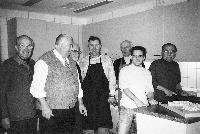 Zuviele Köche verderben den Brei? Nicht bei der neuen Kochgruppe nur für Männer im ASZ unter Leitung von ASZ-Zivi Adrian Achatz (2.v.r.).	Foto: ASZ
