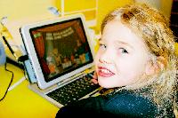 Die vierjährige Janine auf Entdeckungsreise in »Kilibobs« Haus. Mit dem PC lernen die Kinder spielerisch die Sprache besser kennen.	Foto: bas