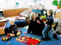 Kommunalreferentin Gabriele Friderich überzeugte sich persönlich davon, dass die Lego-Flugzeuge der Kinder auch allesamt in Ordnung sind.	Foto: ks