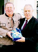 Der Jubilar Gerhard Braune und CSU-Weggefährte Herbert Frankenhauser, MdB, beim Überreichen des Geburtstagsgeschenks. 	Foto: Privat