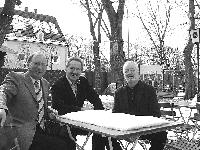 Franz Maget, Christian Ude und Joe Kienemann (v. l.) im verschneiten Biergarten des »Wirtshaus am Hart«.	Foto: Privat