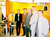 Echings Bürgermeister Josef Riemensberger (Mitte rechts) und EFB-Vorsitzender Günter Plattig (Mitte links) waren mit der Bilanz der Ausstellung 2003 zufrieden.	Foto: EFB