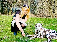 Hundehalterin Stefanie Muffler hat Verständnis für Leinenzwang in den Maximiliansanlagen: »Es ist schade, aber anders geht´s wohl nicht, um die Angst vor freilaufenden Hunden und Hundehäuferl auf Wiesen zu verhindern.« Für sie ist München ohnehin »die hun