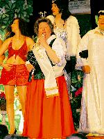Miss Starkbier, Angelika Pathe, singt ihr Lied »Die Schönheitskönigin von Schneizlreuth«, umrahmt von ihren Mitbewerbern um den Titel.	Foto: Privat