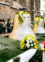 Die drei neuen Glocken werden feierlich zur Frauenkirche gebracht.