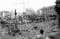 Die Münchner empfingen die »Helden von Bern« 1954 auf dem noch vom Krieg zerstörten Marienplatz.	Foto: Stadtarchiv München - Historisches Bildarchiv