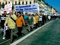 Immer brav an der Markierung, aber deutlich hörbar zogen die Senioren durch Münchens Innenstadt.	Foto: Wieser/vdk
