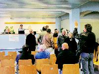Ein Fingerzeig und schon ist der Zuspruch erteilt. Im Auktionsraum des Amtsgerichts an der Schragenhofstraße 27 finden vier Mal die Woche Zwangsversteigerungen statt.	Foto: ta