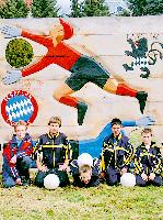 Bei der Eröffnung des Pelkovenschlössls präsentierten sich die Kicker mit ihrer Fußballwand.	Foto: wh