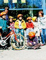 Überglücklich über ihre neuen Fahrradhelme: die Kinder der Heilpädagogischen Tagesstätte. 	Foto: Privat