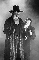 Der Undertaker lässt sich ungern in seine Schranken verweisen.	Foto: PGM