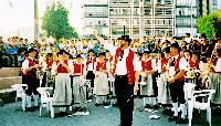 Über 50 Bayern in Dachauer Tracht mitten in Peru: Die Blasmusik Aschheim begeisterte 2002 auch die Zuhörer in Miraflores, einem Stadtteil von Lima, der Hauptstadt des Andenstaates.	Foto: Verein
