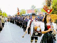 Den Startschuss gaben die Böllerschützen vom Moosacher Schützenkranz. Beim anschließenden Festzug gab es historische Fahrzeuge und eine Parade der Moosacher Vereine und zahlreicher Feuerwehren.	Fotos: ta