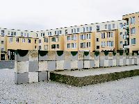 Der Walter-Sedlmayr-Platz in Feldmoching: Städtebaulicher Wahnsinn in den Augen von Oberbürgermeister Ude und den Anwohnern.	Foto: cta