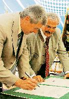 Rolf Zeitler und Ferenc Wekler unterzeichnen die Partnerschaftsurkunde.	Foto: an