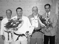 Abteilungsleiter Klaus Schneider, die Geehrten Dr. Friedrich Pfaffinger, Michael Handl und der BIV-Geschäftsführer Gerhard Auer (v.l.n.r.).	Foto: SV Lohhof