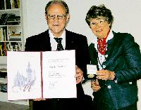 Fritz Seidler wurde für sein Engagement in Oberföhring von Bürgermeisterin Gertraut Burkert am Freitag mit der Medaille »München leuchtet« geehrt.	 Foto: mh