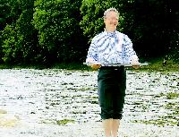 Soviel Wasser, da freut sich auch der bayerische Umweltminister Werner Schnappauf. Für ihn ist die Isar mittlerweile ein »Mega-Naturvergnügen«.	Foto: AA