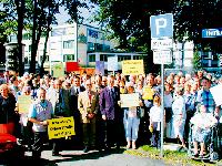 150 Personen fanden sich gestern Nachmittag zum Protestmarsch für das Altenheim Effnerstraße ein, den Thomas Zimmermann und Robert Brannekämper (in der ersten Reihe) organisiert hatten.	Foto: cr