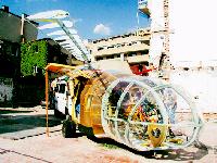 Zieht derzeit die Blicke auf sich: das Wohnmobil mit Hubschrauber-Vorbau am Kurfürstenplatz.	Foto: ta