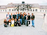 Die KZ-Gedenkstätte Dachau hinterließ einen tiefen Eindruck bei den Oberschleißheimer Jugendlichen.	Foto: Planet ,O n Oberschleißheim · »Nie wieder« steht auf dem Gedenkstein auf dem Appellplatz der KZ Gedenkstätte Dachau in fünf Sprachen (deutsch, engli