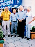 Franz Nörl, Helmut Blöchl, »Radi« Radenkovic und Peter Krasnik mit der Löwenfahne.	Foto: an