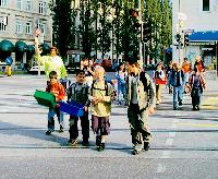 Schulweghelfer sichern derzeit morgens und mittags an der Einsteinstraße und am Leuchtenbergring die Kinder auf ihrem Weg in die Grundschule an der Ernst-Reuter-Straße 4 ab.  	Foto: ms
