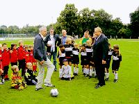 Bruno Jonas und Alfons Schuhbeck mit den kleinen FC S-Kickern.	Foto: FCS