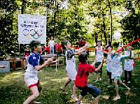 Schrubberhockey und Bettenrennen bei der Kinderolympiade.	Foto: Veranstalter