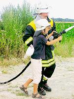 Gemeinsam rücken »echte« und Nachwuchs-Feuerwehrleute dem Brand zu Leibe.	Foto: an