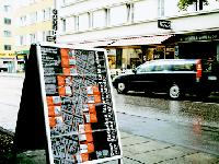 Gegen das Vergessen: Mit solchen Postern gedenkt der Bezirksausschuss den Opfern des Nazi-Regimes aus der Augustenstraße.	Foto: bh