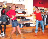 Tolle Marken-Mode zu erschwinglichen Preisen bietet beispielsweise Peek & Cloppenburg in seiner Boutique für junge Leute.