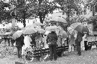 Trotz Regen lauschten viele interessierte Berg am Laimer den kundigen Führern beim Denkmaltag im Stadtteil: Leitthema war Wasser.	Foto: Privat