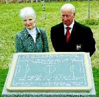 Joy Worth, Witwe des umgekommenen ManU-Kapitäns zusammen mit Bobby Charlton	F: dkö
